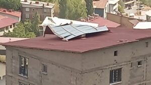 meteoroloji uyarmisti firtina catilari ucurdu MUNiEEkc.jpg